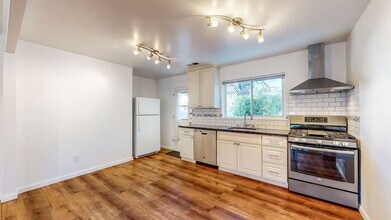 Building Photo - Delightful 2 Bedroom 1 Bath Unit with 1 Car Garage