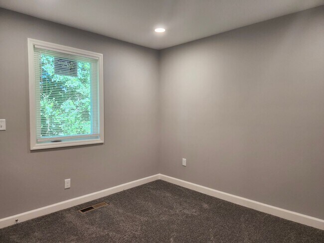 Building Photo - 2 bedroom 1 bath fully updated home in Eas...