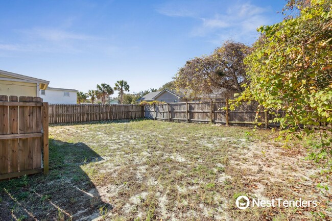 Building Photo - Walk-up Coastal Cottage on 1st Avenue!