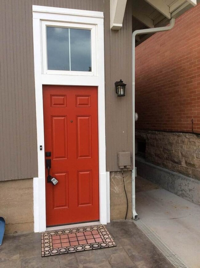 Building Photo - ***MOVE IN SPECIAL*** 2 WEEKS FREE Beautifully Remodeled 1 Bedroom / 1 Bath Unit in the Heart of ...