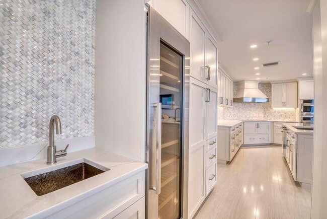 Building Photo - 570 Ocean Dr
