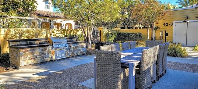 Building Photo - 2 Adelfa St