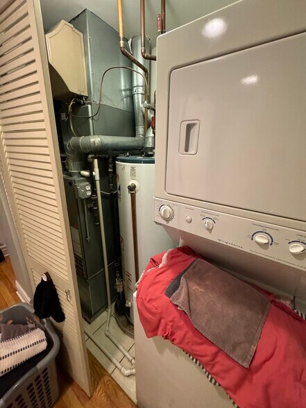 In Unit Laundry, Central Heat & A/C and Hot Water Tank - 3925 W Altgeld St