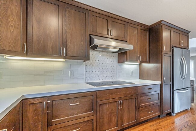 Building Photo - Remodeled 6-Bedroom House