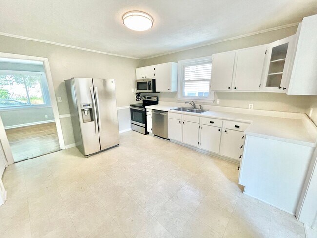 Building Photo - Beautiful 3 Bed 1 Bath Home Located near target shopping center off of Battleground in desirable ...