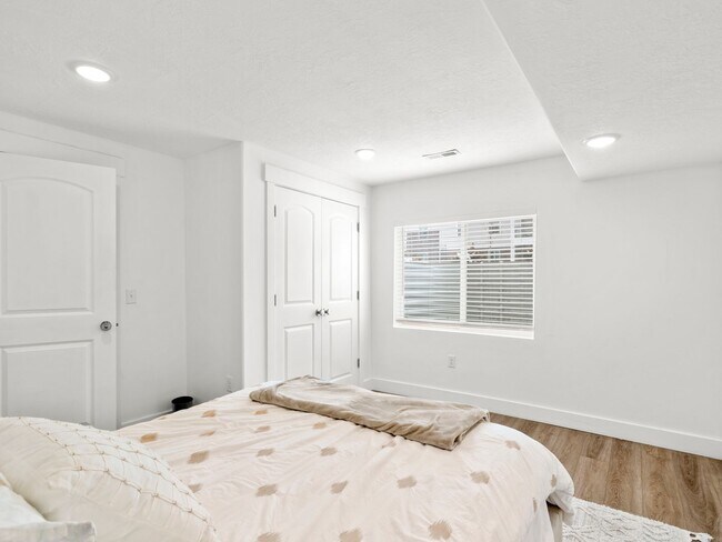 Building Photo - Private Basement Suite in Bright Co-Ed Townhome in Lehi Exchange!