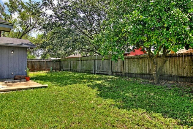Building Photo - 11401 Woodway Creek Dr