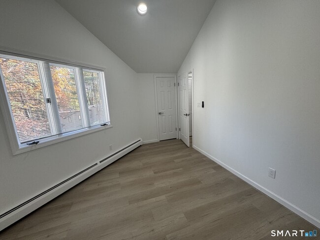 Building Photo - 4 Earls Ct