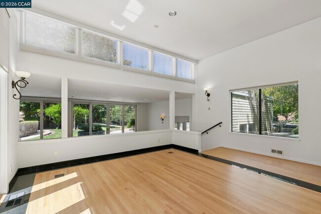Building Photo - 660 La Casa Via
