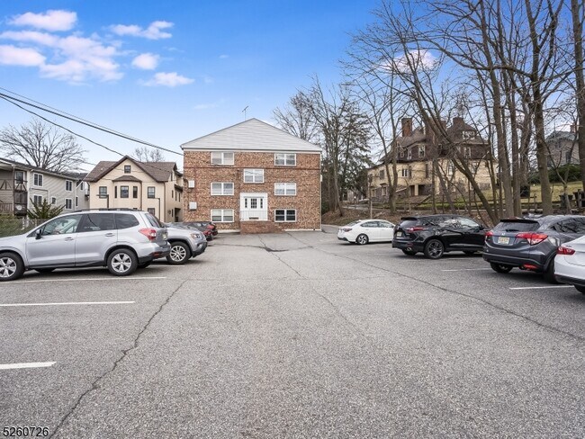 Building Photo - 48 Elm St