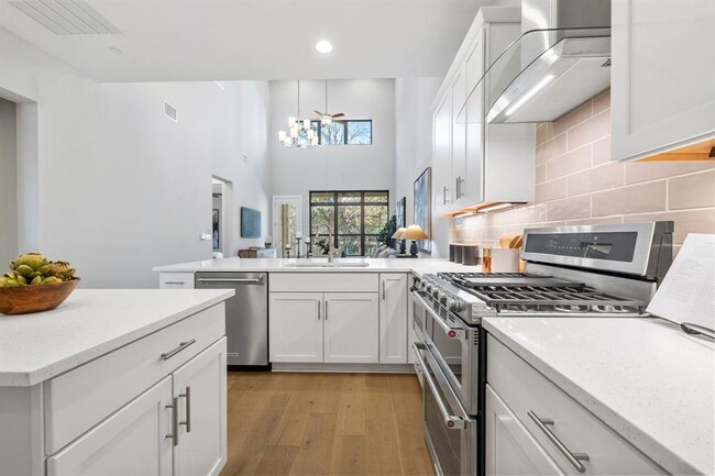 Building Photo - 4323 Spicewood Springs Rd