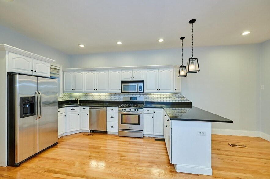 Primary Photo - 156 Dorchester St