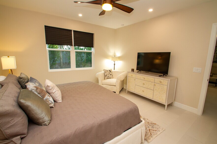 Master Bedroom Ensuite - 262 Indies Dr E