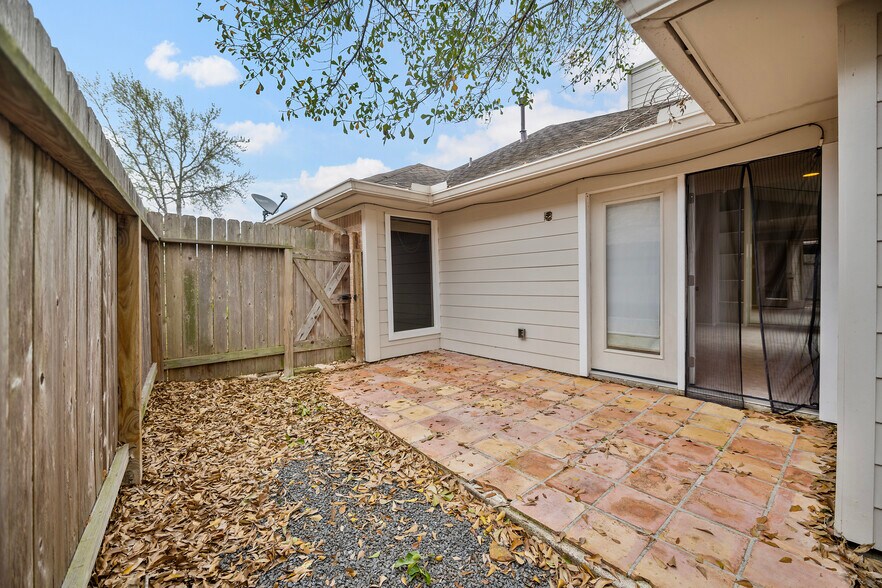 Building Photo - 534 Fox Briar Ln
