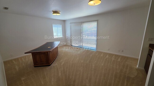 Building Photo - 5 Oak Forest Rd