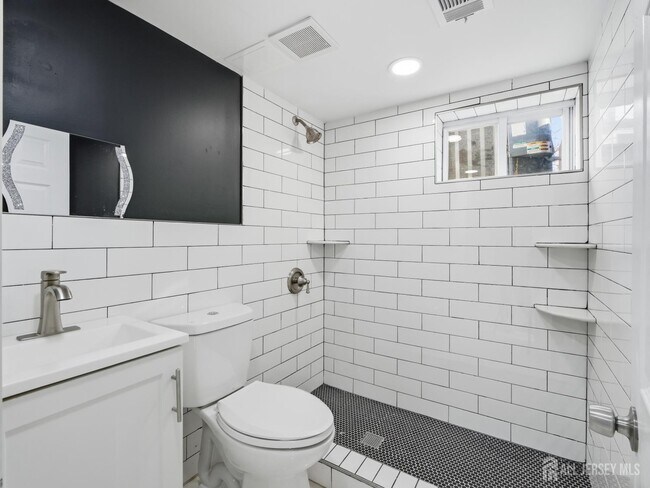 Building Photo - 14 John St