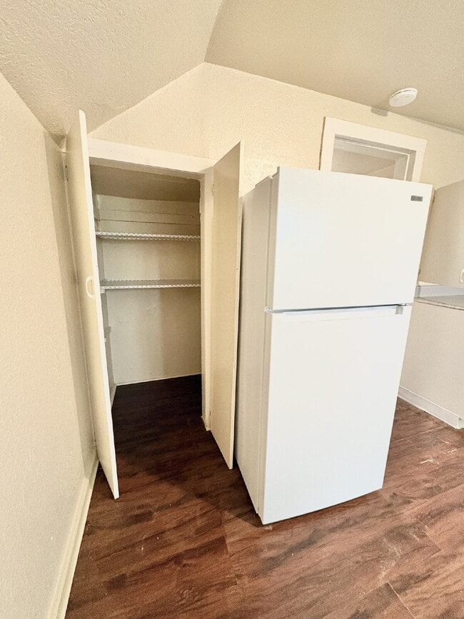 Building Photo - 1-Bedroom Apartment Near Downtown San Jose.