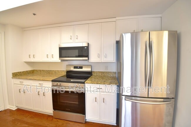 Building Photo - 2121 S Yorktown Ave
