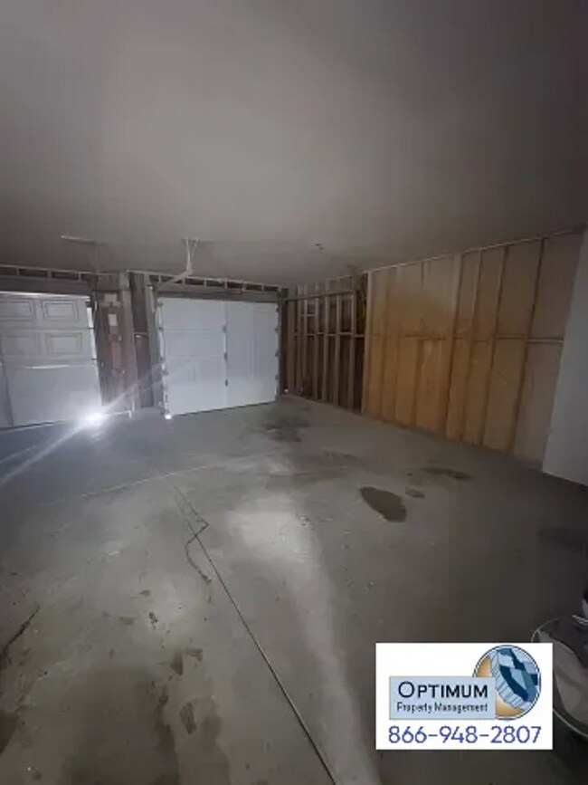 Building Photo - Spacious 4-Bedroom Home with Elegant Finishes & Convenient Location