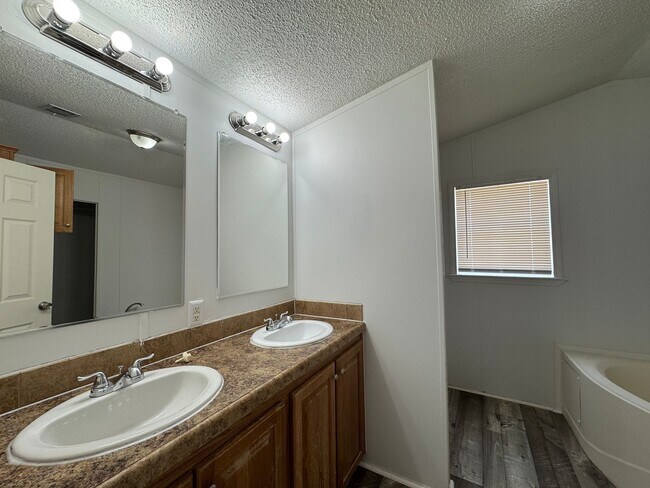 Building Photo - 16206 Wood Dr