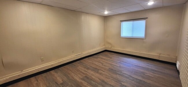 Building Photo - 3 Bedroom Home $1095! 2 Living Areas! Sout...