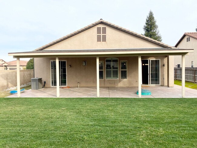 Building Photo - Beautiful 3-Bed, 2-Bath Near Sanger West High School