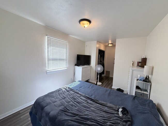 Building Photo - 3327 Lakecrest Rd