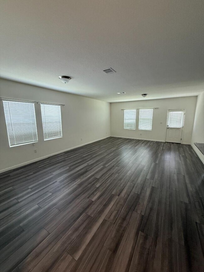 Building Photo - 401 Wren Ln