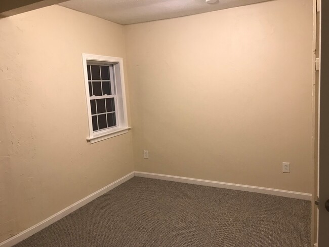 Building Photo - 35 Hemlock St