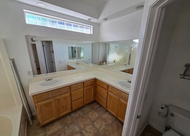 Building Photo - Stylish 4-Bedroom Home Near Red Hawk Golf ...