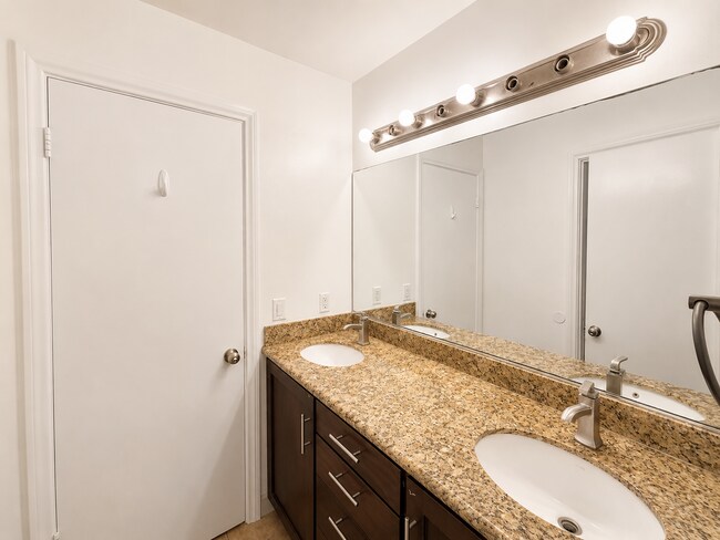 Building Photo - Large 5 Bed 3 Bath Home on East Falls - Popular Street Close to Campus!!!