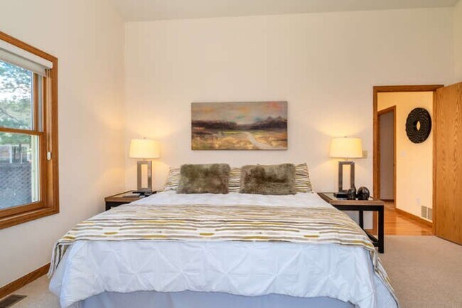 Building Photo - Online for roommate application ONLY