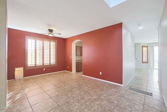 Building Photo - Beautiful 5 bedroom w/pool!