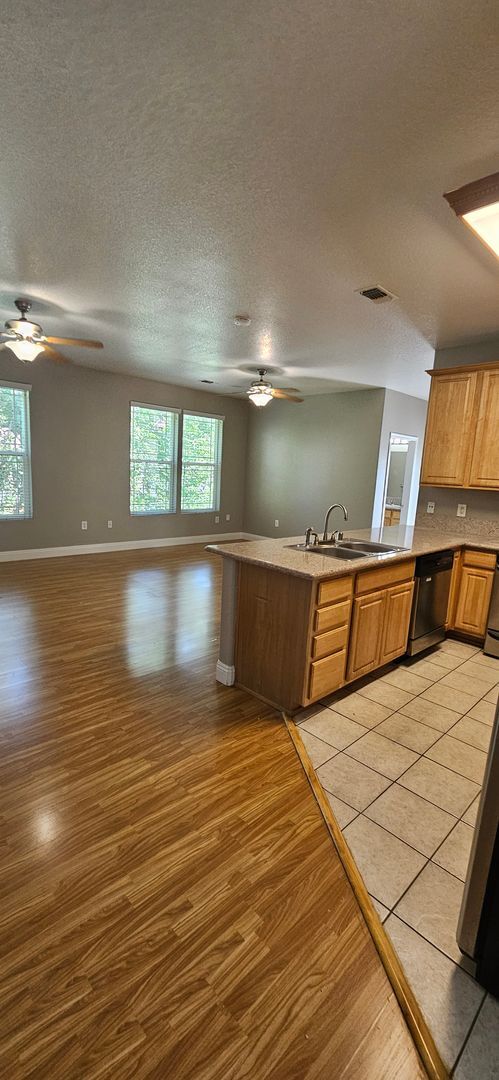 Building Photo - G Street 6 Plex