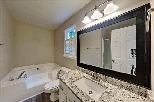 Building Photo - 501 Brooksdale Dr