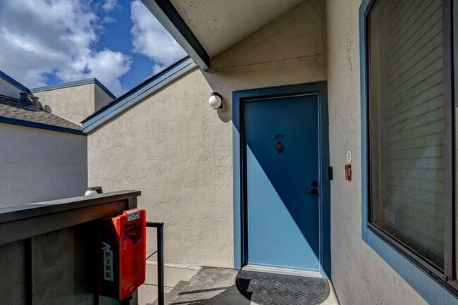 Building Photo - 845 Woodside Way