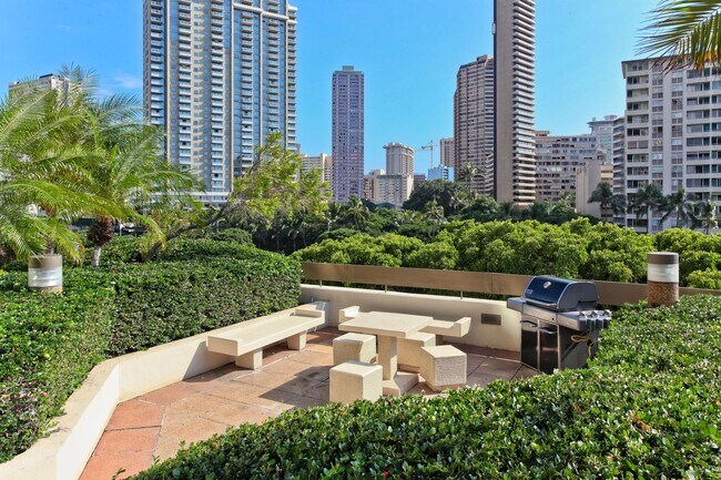 Building Photo - Comfortable Living in the Heart of Honolul...