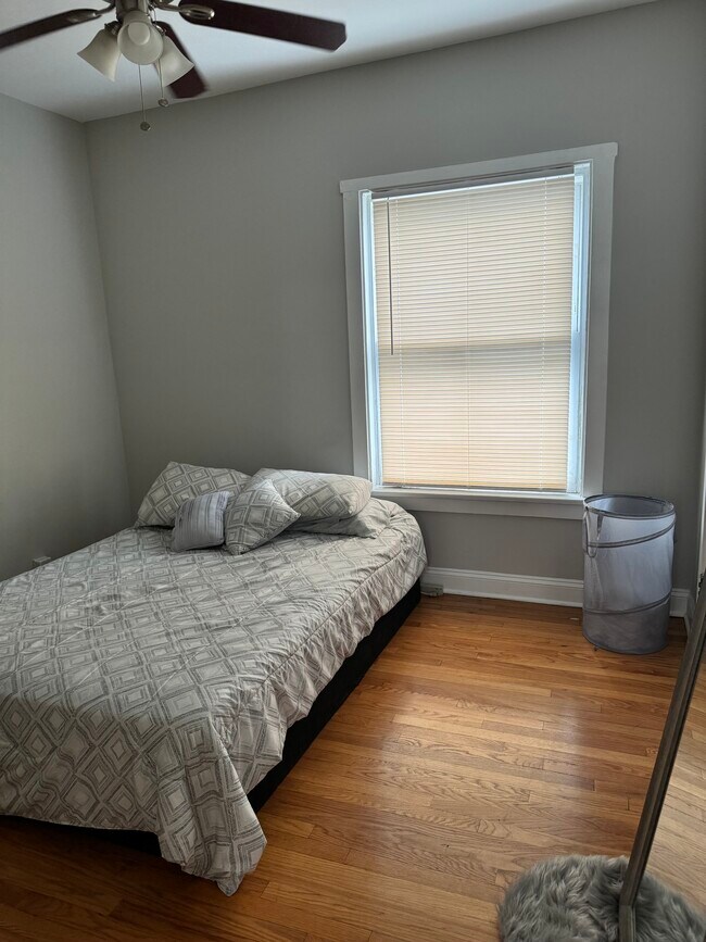 Building Photo - 4815 W Cornelia Ave