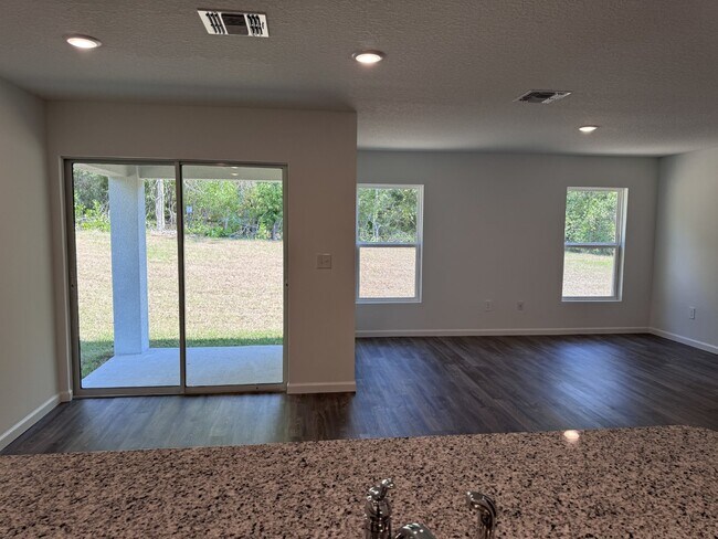 Building Photo - "Charming 4-Bedroom Home in Spring Hill, F...