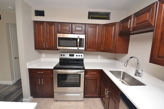 Building Photo - 1/1 Condo in Altamonte Springs ~ Gated Lak...