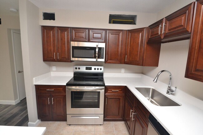 Building Photo - 1/1 Condo in Altamonte Springs ~ Gated Lakefront Community ~ LVP Flooring & Updated Kitchen/Bath!