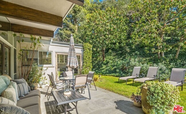 Building Photo - 2530 Hutton Dr