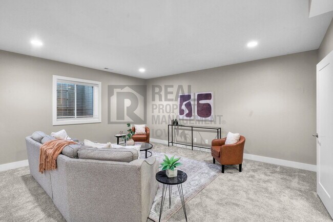 Building Photo - 16893 Madison Cir