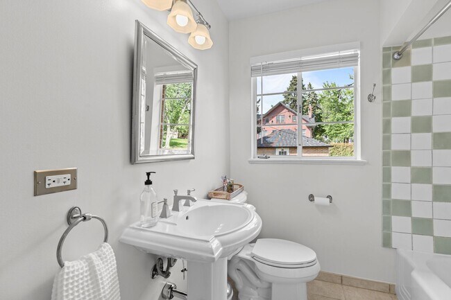 Building Photo - Stunning 4 Bed 2 Bath Home across the Stre...