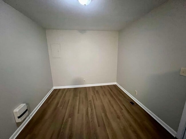 Building Photo - 3 Bedroom Duplex near Murfreesboro City Center! *Large Carport*