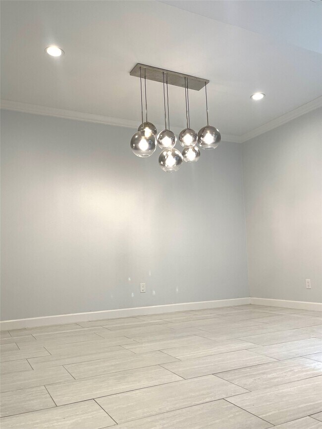 Building Photo - 6000 Sugar Hill Dr