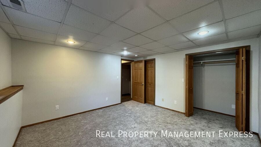 Building Photo - 4 bed 2 bath home with attached garage!