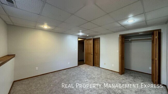 Building Photo - 4 bed 2 bath home with attached garage!