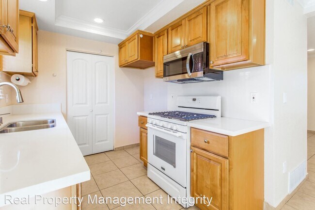 Building Photo - 3 br, 2.5 bath House - 1045 Clark St