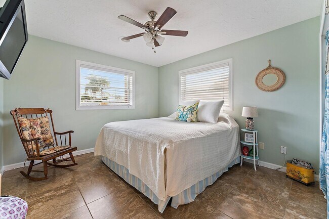 Building Photo - 5854 SE Orange Blossom Trail